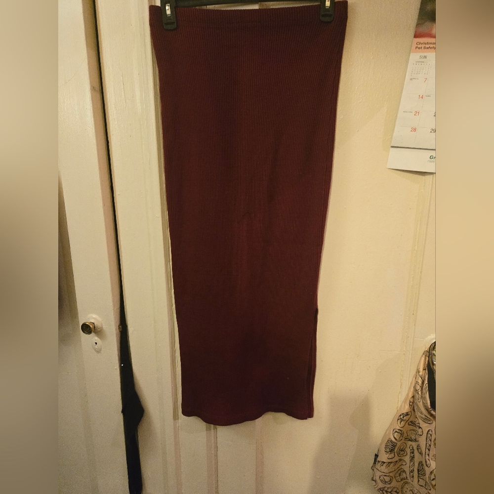 Women’s Ribbed Midi Skirt in Burgundy